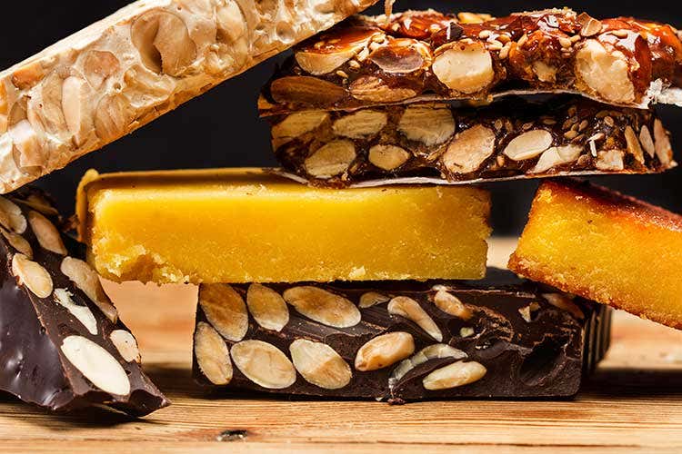 In Centro Italia il torrone si fa con arachidi, visciola, mirtilli, cioccolato e miele Il torrone Made in Italy torna sul 69% delle tavole degli Italiani per Natale