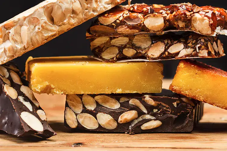 In Centro Italia il torrone si fa con arachidi, visciola, mirtilli, cioccolato e miele Il torrone Made in Italy torna sul 69% delle tavole degli Italiani per Natale