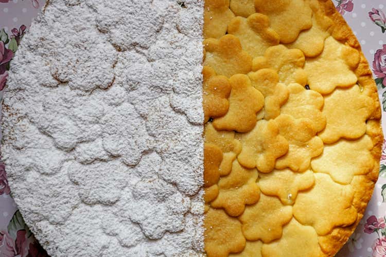 Una torta di frolla semplice da realizzare e gustosa - Torta crema e amarena Una torta di frolla semplice da realizzare e gustosa - Torta crema e amarena