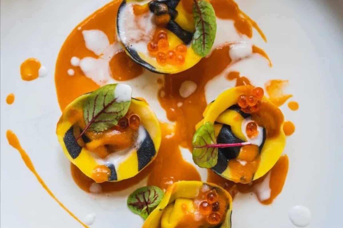 I Tortelli di pasta fresca bicolore di Giuseppe Guardì Tortelli di pasta fresca bicolore, con ripieno di astice, granchio e lime, bisque di gambero, spuma di cocco e uova di trota I Tortelli di pasta fresca bicolore di Giuseppe Guardì Tortelli di pasta fresca bicolore, con ripieno di astice, granchio e lime, bisque di gambero, spuma di cocco e uova di trota