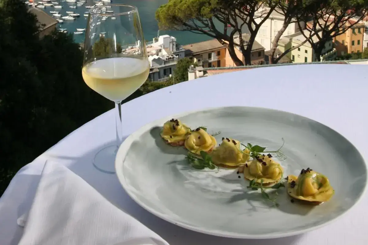 Tortelli con ripieno di acciughe, rag&ugrave; bianco di coniglio alla ligure e olive taggiasche Dall&rsquo;Olimpo al Portobello, due ristoranti da non perfere a Sestri Levante