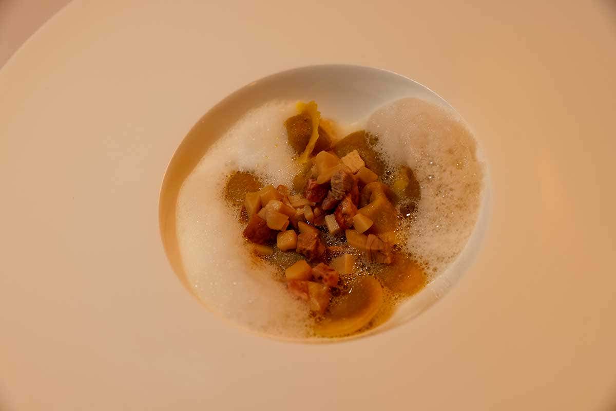 il tortellino di grano Khorasan ristretto di bollito e cappuccino di malga I 15 anni del Gallo Cedrone, in un libro con 50 ricette per celebrare l'attività
