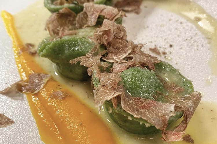 Tortelli di pasta verde con farcia di Ricotta di Bufala Campana Dop, Mozzarella di Bufala Campana Dop e tartufo nero del Matese - Morsi & Rimorsi, un modello per la ristorazione post pandemia