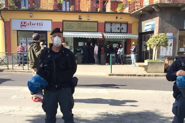 Sigilli alla Torteria di Chivasso su richiesta della procura di Ivrea. Fonte: La Stampa Sequestrata La Torteria di Chivasso per gli aperitivi negazionisti