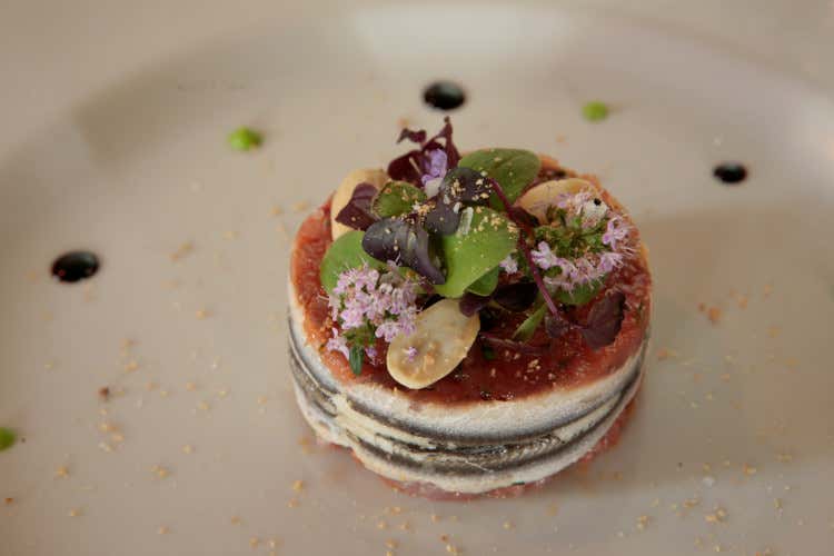 Tartare di tonno, alici marinate e mandorle tostate La magia del passato al Ristorante San Michele di Fagagna