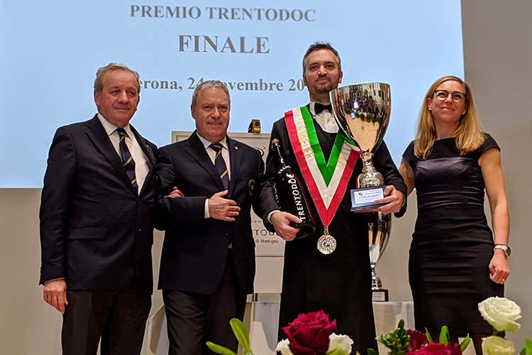 Antonello Maietta e Sabrina Schench premiano il Miglior sommelier Ais Valentino Tesi (Il toscano Valentino Tesi è il Miglior sommelier d'Italia Ais)