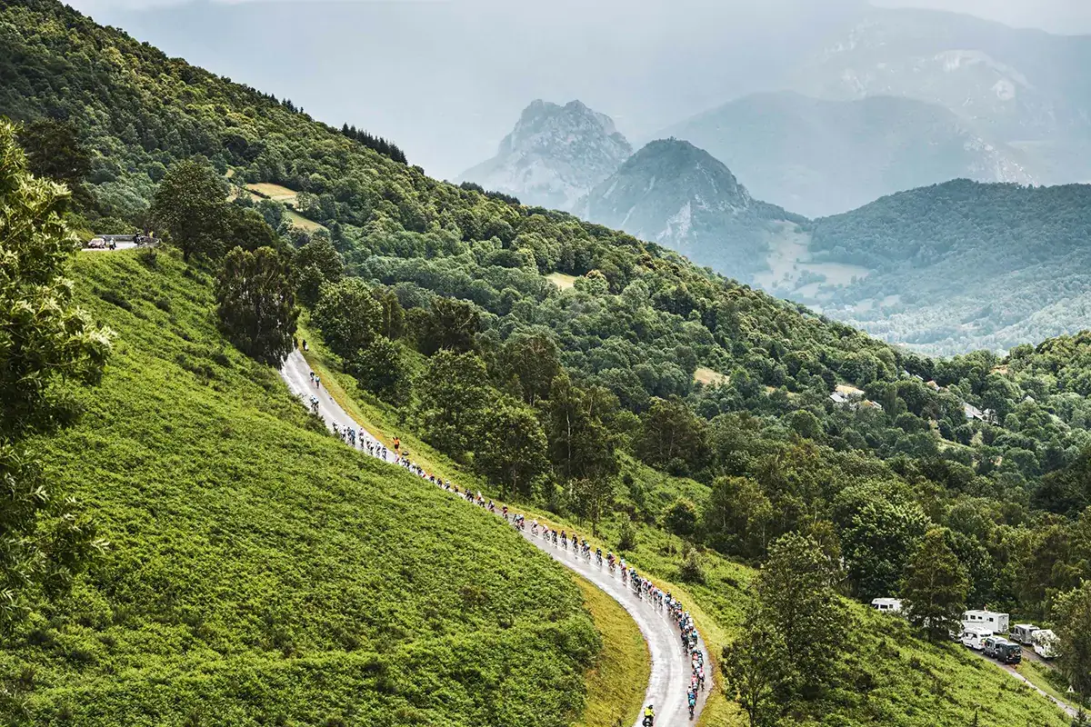 Uno scatto del Tour de France (Fonte: Facebook - A.S.O. Charly Lopez) La tv francese ci insegna a promuovere il turismo con le immagini del Tour de France