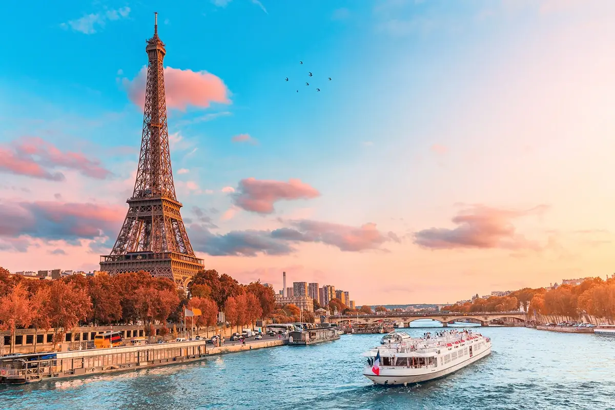 Dopo otto mesi e mezzo ha riaperto la Tour Eiffel La Tour Eiffel riaccoglie i turisti dopo otto mesi di stop forzato