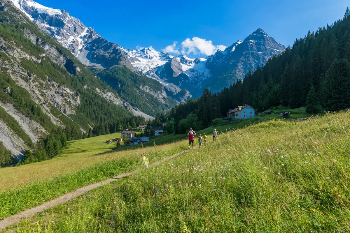 Vette innevate I colori dell'autunno pronti ad illuminare il Parco nazionale dello Stelvio