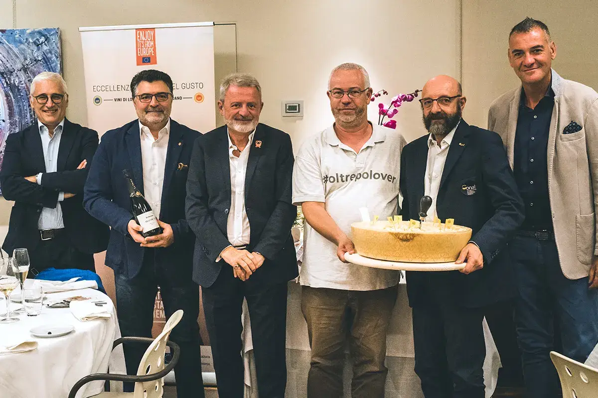 Alberto Gottardi (PG&amp;W), Pietro Di Lernia (Enologo di Terre d'Oltrepo&ograve;) Alberto Lupini (Direttore di Italia a Tavola), Carlo Veronese (Direttore Consorzio Tutela Vini Oltrep&ograve; Pavese), Beppe Casolo (Onaf), Tiberio Kodra (Ais) A La Sprelunga di Seveso vanno in scena il Grana Padano e i vini lombardi
