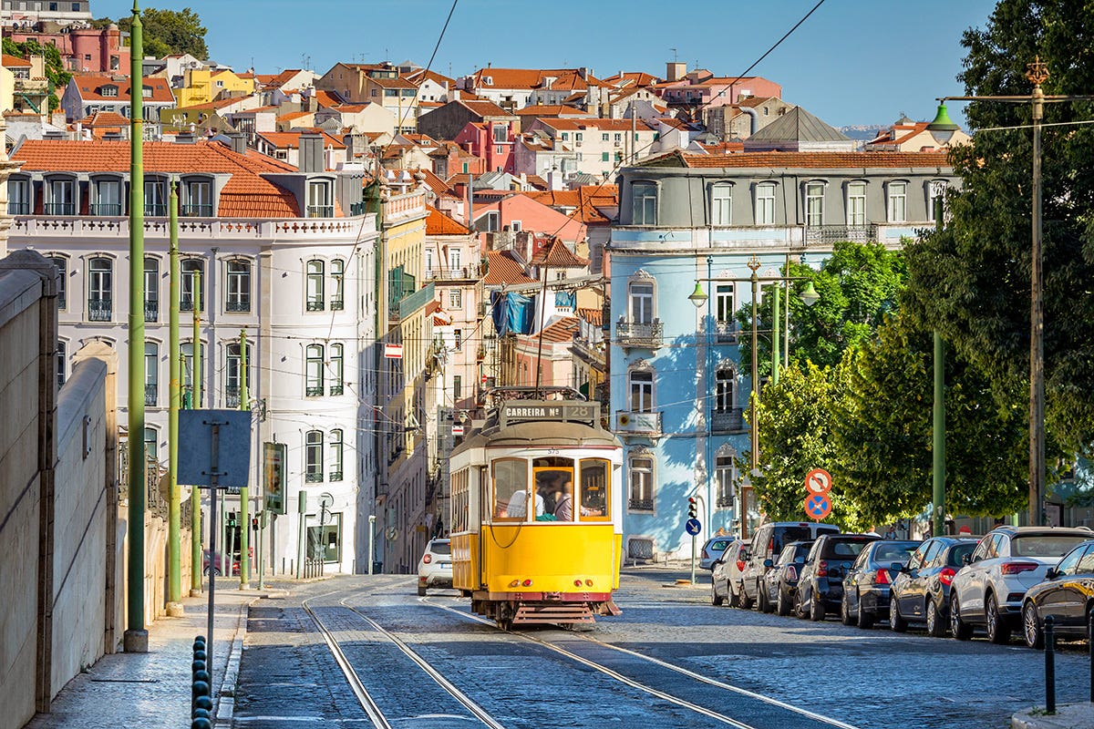 Lisbona e i suoi iconici tram Viaggio a Lisbona con tutta la famiglia soggiornando negli Heritage hotels