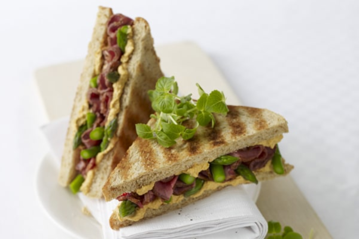 Tramezzino con bresaola, caprino, cetrioli e scorza di limone