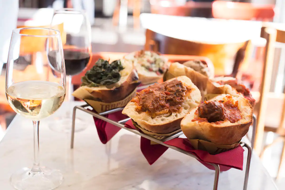Nel menu, 5 ricette classiche fisse e 3 speciali che si alternano quotidianamente Trapizzino La Vineria, un nuovo angolo di pizza (e dehors) a Milano