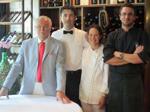 Carlo Gatti con lo staff de La Rosa Gialla Carlo Gatti con lo staff de La Rosa Gialla