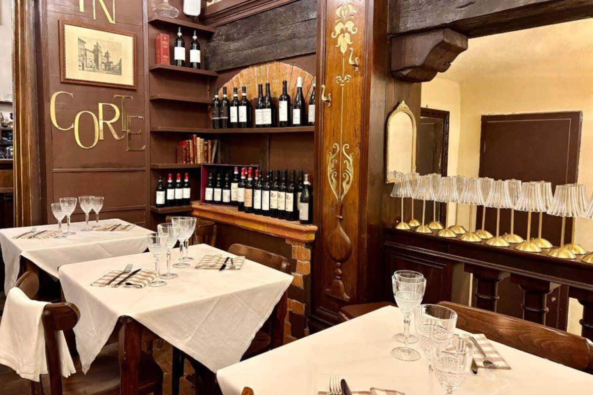 La sala interna della Trattoria La Corte Galluzzi