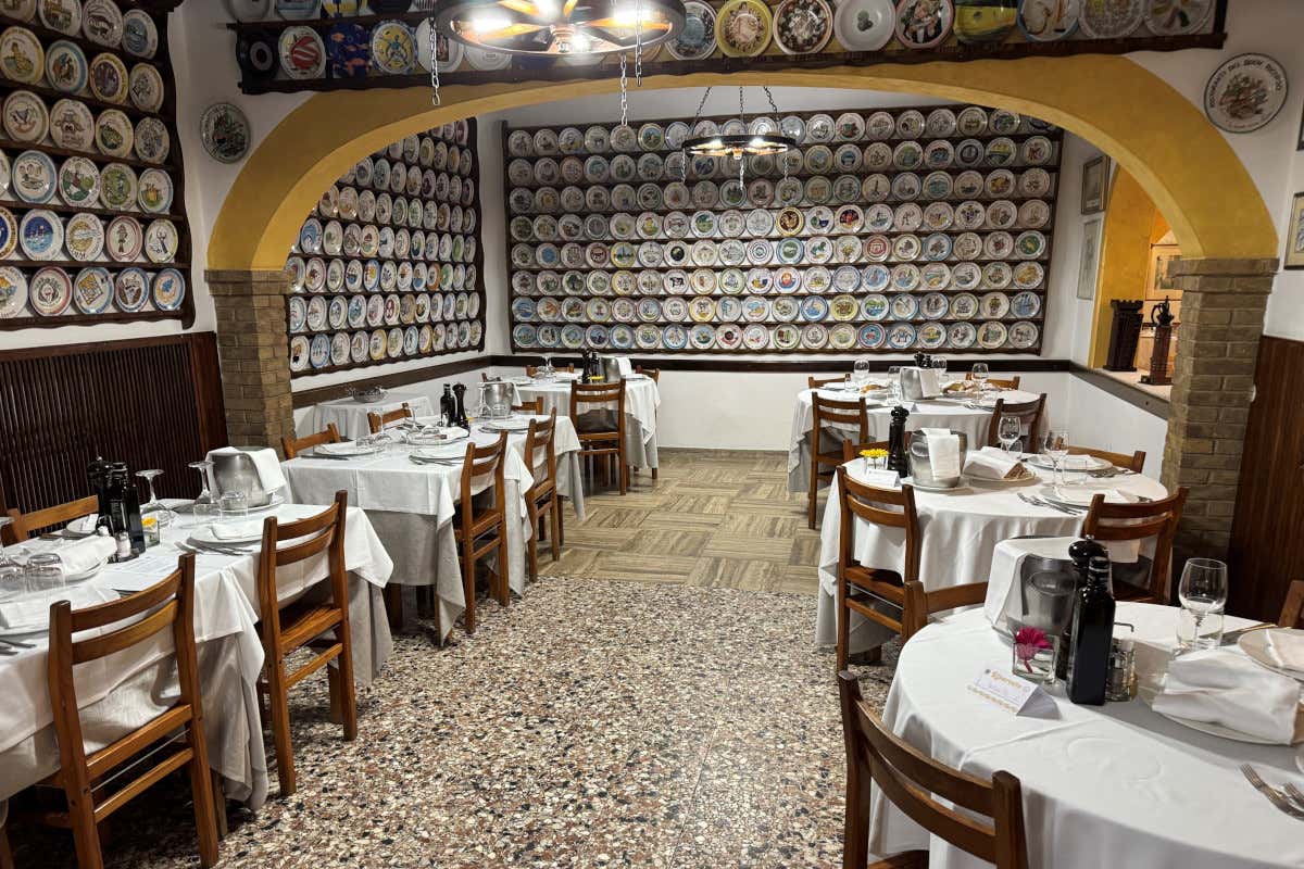 La sala dei piatti della Trattoria Guaiane (con i piatti del Buon Ricordo)