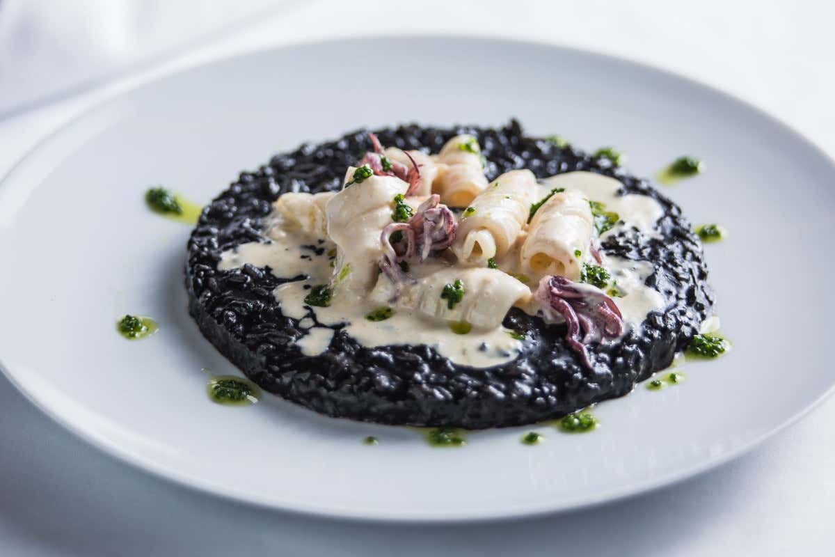 Risotto nero alla veneziana con calamaretti alla grappa e olio all’erba cipollina