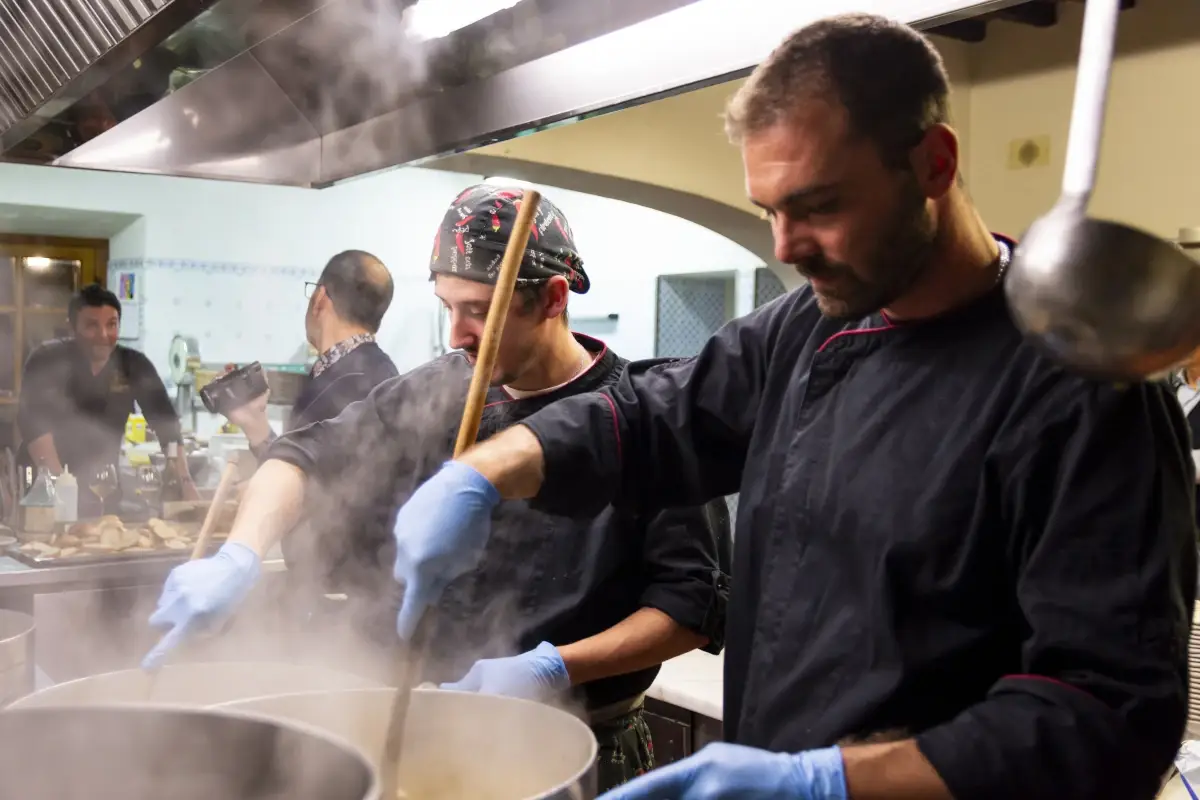 Grande fervore nelle cucine del Trattoria Versilia Festival 2022 Trattoria Versilia festival 2022 festa a base di carne e di pesce