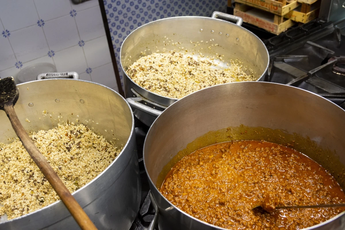 Pentole ripiene di sughi e condimenti nelle cucine del Trattoria Versilia Festival 2022 Trattoria Versilia festival 2022 festa a base di carne e di pesce