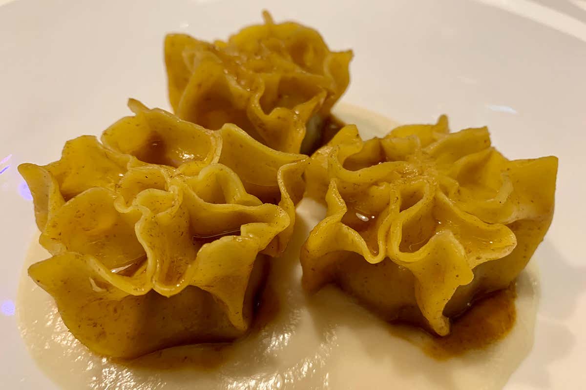 Ravioli di anguilla affumicata glassati al dashi di cipolle e salsa di cavolfiore Terrazza