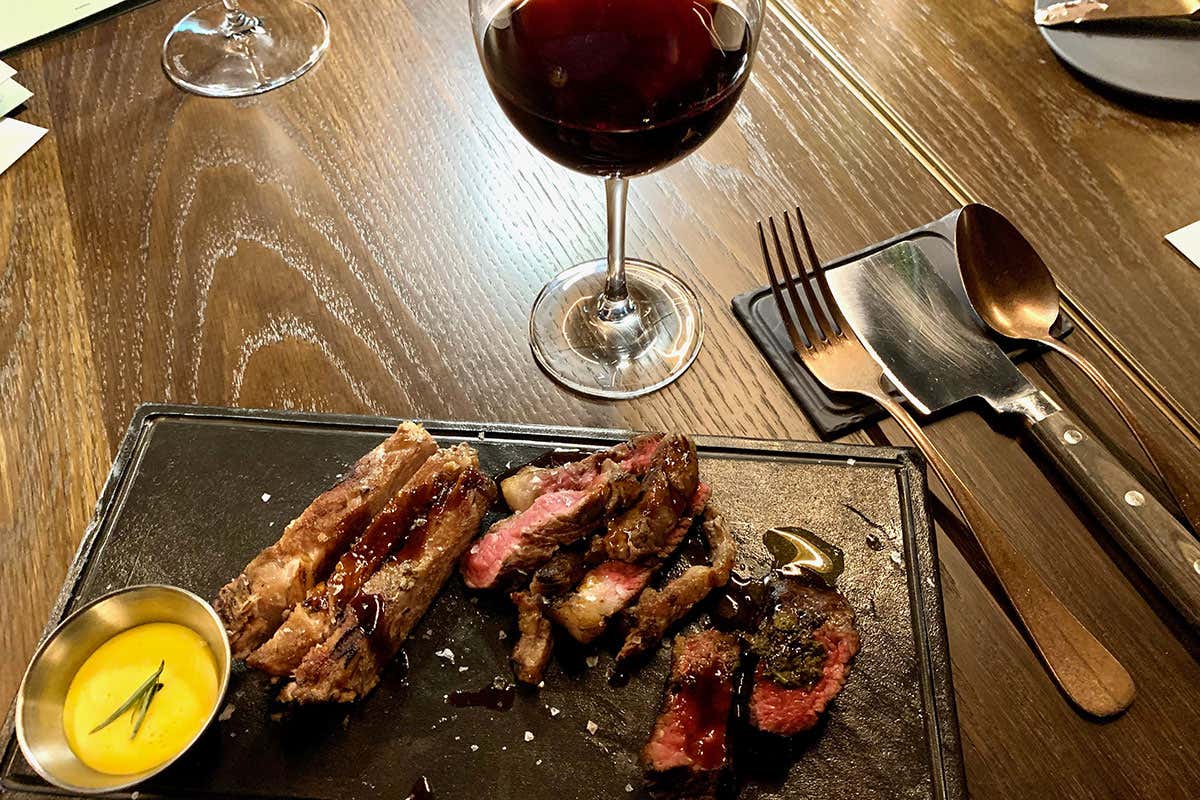 Cube Roll di Black Angus, Pichana alla brace, Coppa di maialino nero dei Nebrodi Il menu da acquolina in bocca di Al Mercato Steaks