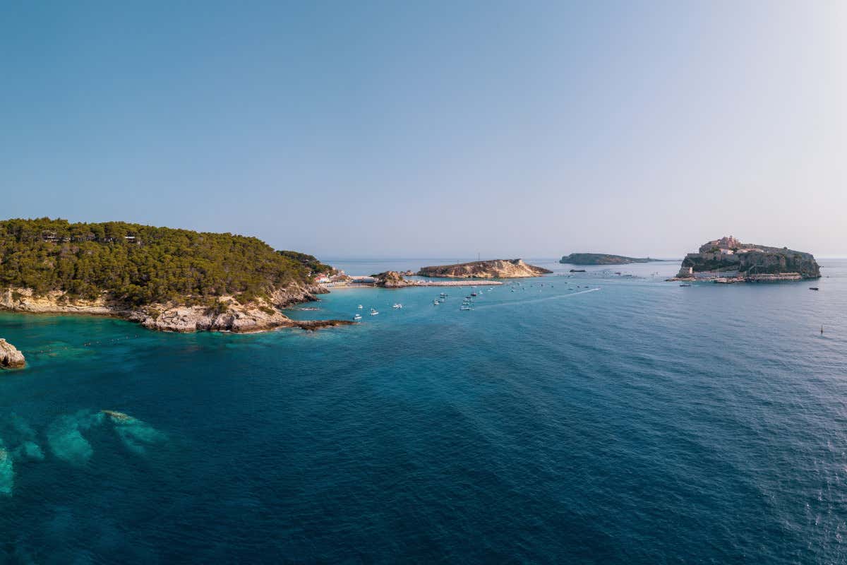 In vacanza lontani dalla folla? Ecco alcuni arcipelaghi italiani per sfuggire al caos In vacanza lontani dalla folla? Ecco alcuni arcipelaghi italiani per sfuggire al caos