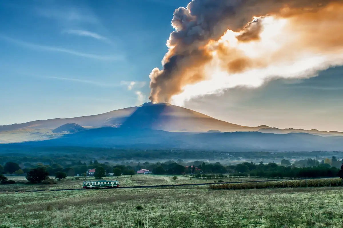 L'Etna visto dalla ferrovia Circumetnea. Foto: Facebook Il fascino nascosto dell&rsquo;Etna in autunno