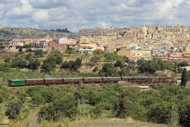 Un treno storico in viaggio in Sicilia - La Sicilia riscopre l'enogastronomia in viaggio sui treni storici