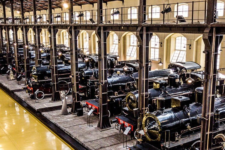 Interno del Museo nazionale dei Treni di Pietrarsa (Foto sito Fondazione Fs) Giro su rotaia nell'Italia da riscoprire a bordo dei treni storici