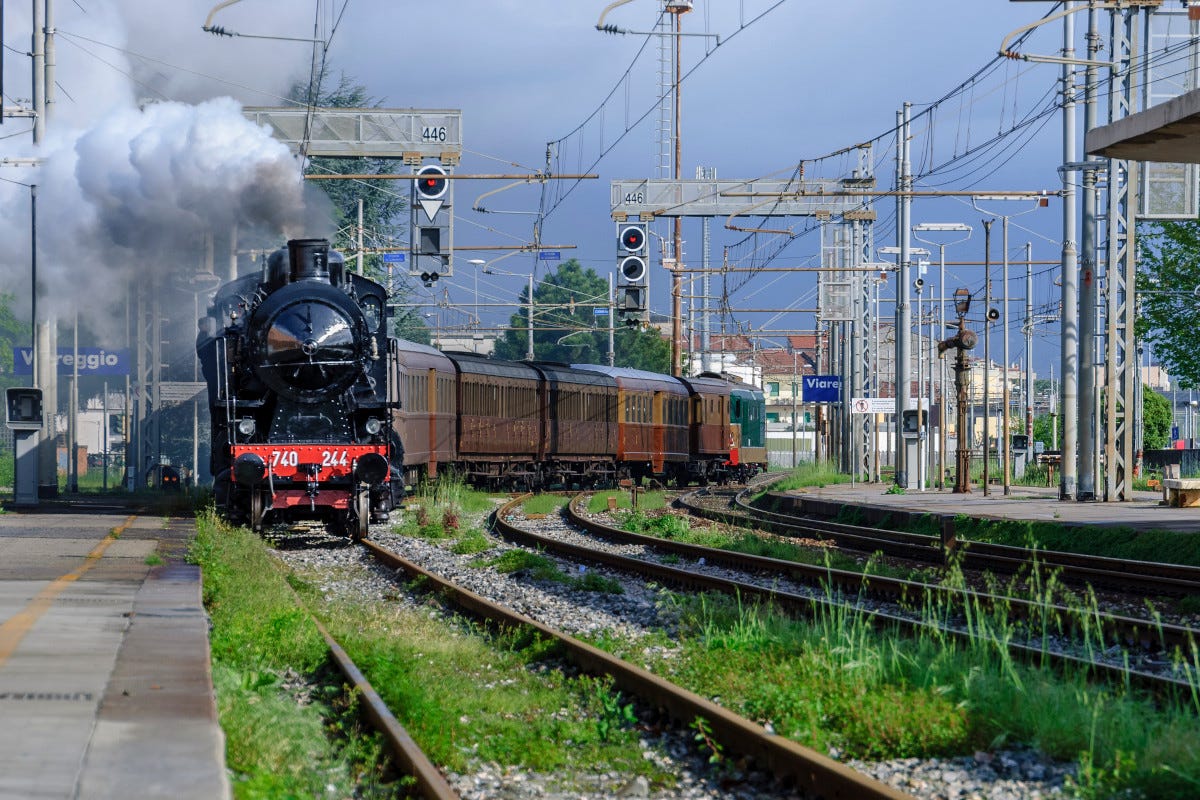 Un treno storico entra nella stazione di Viareggio  Giro su rotaia nell'Italia da riscoprire a bordo dei treni storici