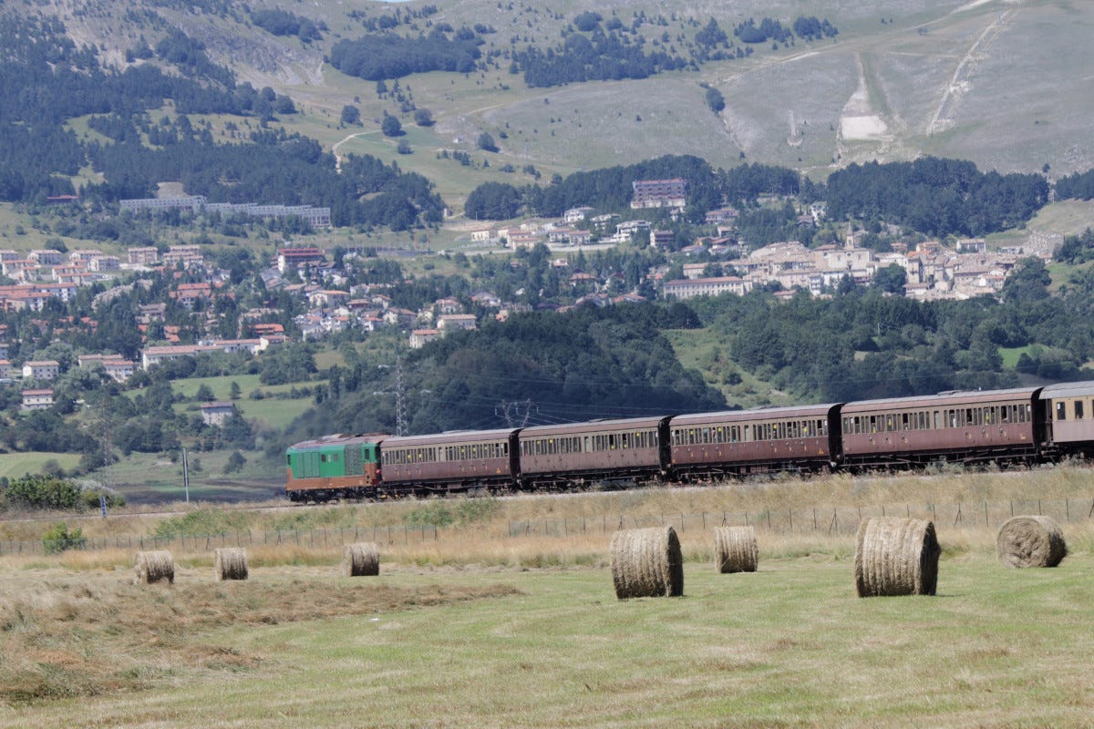Treno storico lungo la tratta della Transiberiana d'Italia Giro su rotaia nell'Italia da riscoprire a bordo dei treni storici