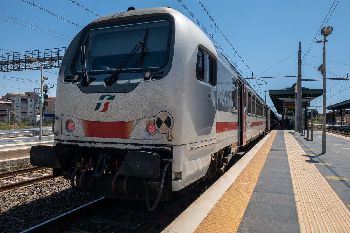 Ragazzi senza biglietti picchiano il capotreno e vanno in vacanza: lui in ospedale