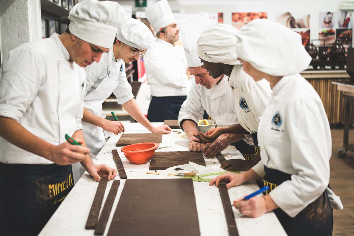 Il treno di cioccolato da Guinness prende forma: le foto in anteprima