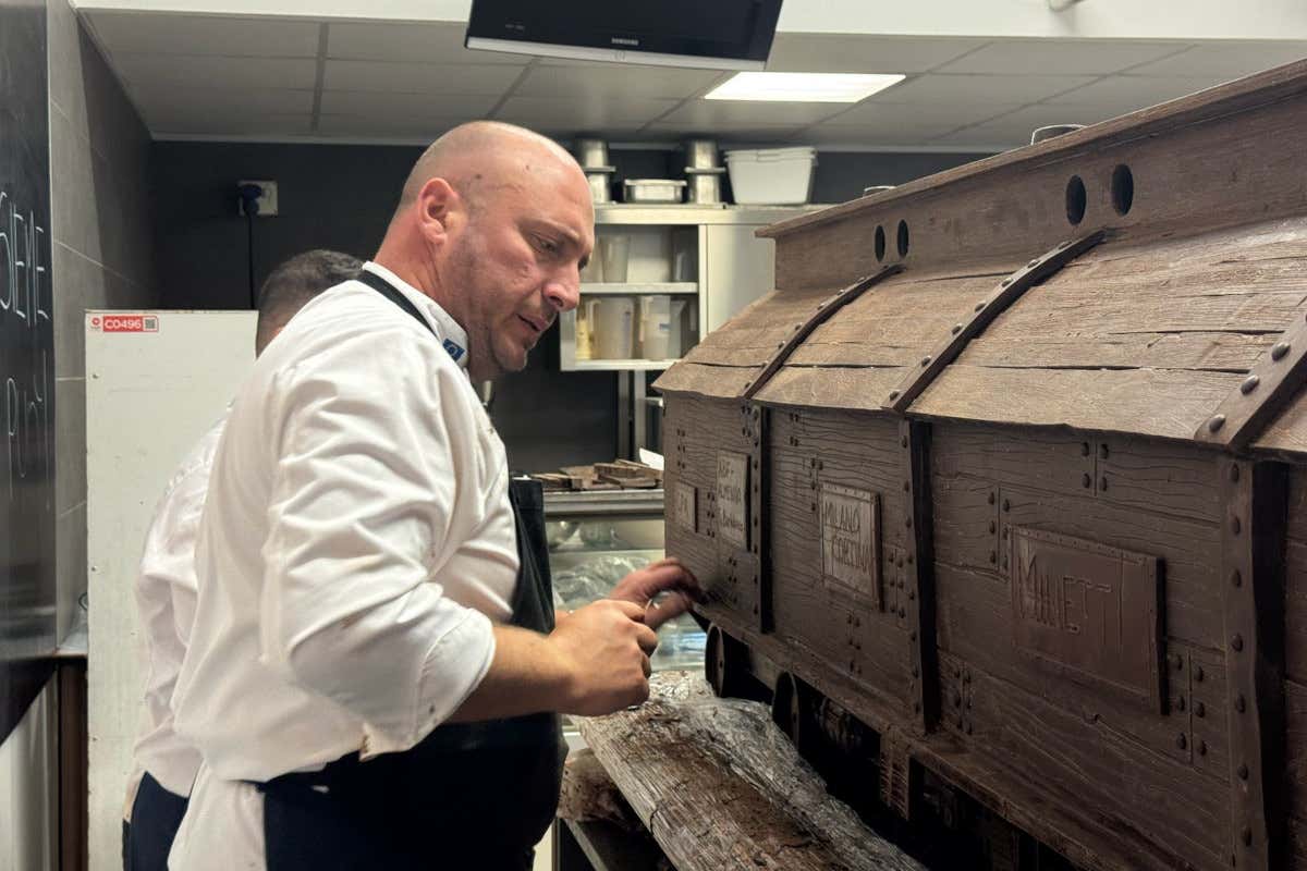 L’Italia verso l’esposizione del treno di cioccolato più lungo mai realizzato L'Italia si prepara ad esporre il treno di cioccolato più lungo mai realizzato