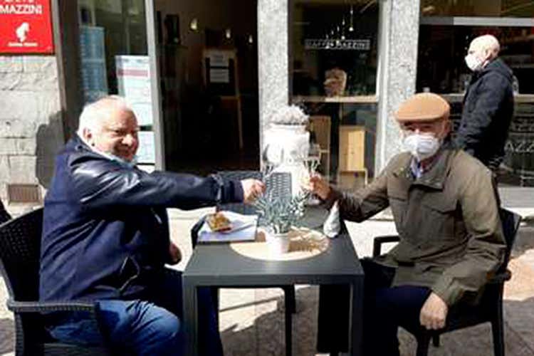 Tanta voglia di brindare in compagnia Primo pranzo dei ristoranti trentini Ma freddo e pioggia preoccupano