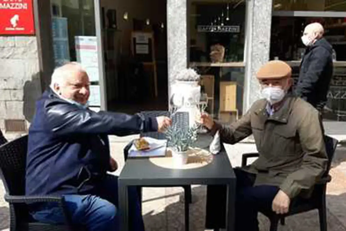 Tanta voglia di brindare in compagnia Primo pranzo dei ristoranti trentini Ma freddo e pioggia preoccupano