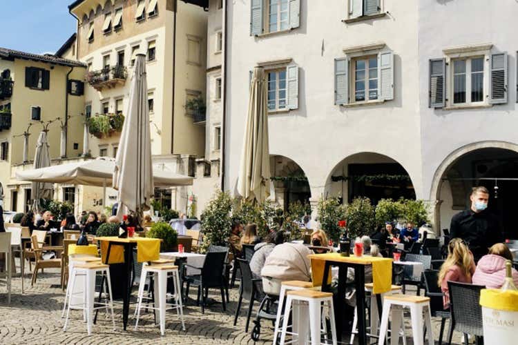 Prima riapertura oggi dalle 5 alle 18 Primo pranzo dei ristoranti trentini Ma freddo e pioggia preoccupano