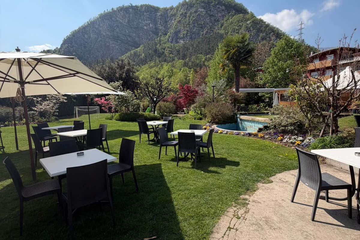 Tavoli all'aperto vista montagne al Ristorante Pizzeria Zurigo di Mori (Tn)