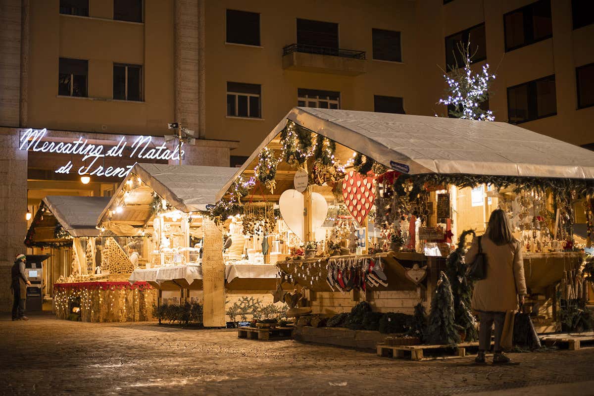 La città ospita 62 casette. Archivio APT Trento, Monte Bondone, Valle dei Laghi - foto R. Balzanelli Natale a Trento tra artigianato alpino e specialità tipiche La città ospita 62 casette. Archivio APT Trento, Monte Bondone, Valle dei Laghi - foto R. Balzanelli Natale a Trento tra artigianato alpino e specialità tipiche