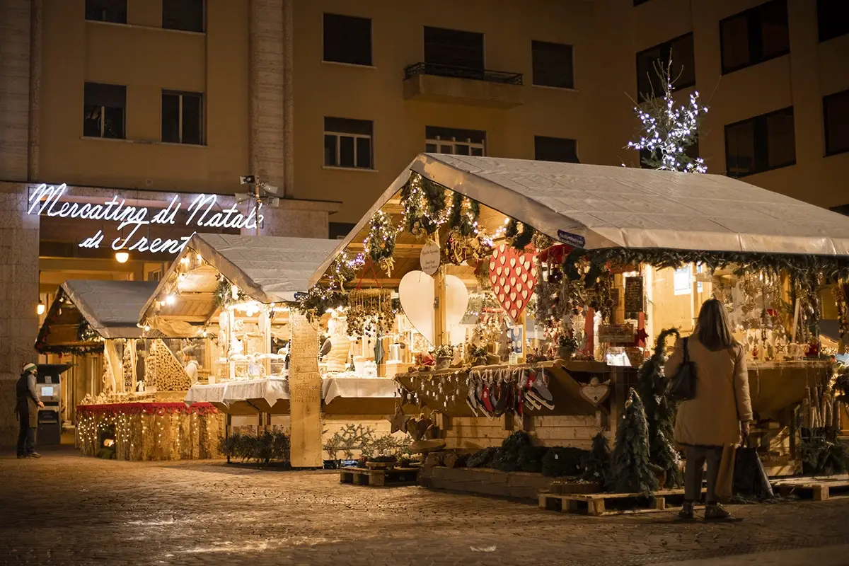 La citt&agrave; ospita 62 casette. Archivio APT Trento, Monte Bondone, Valle dei Laghi - foto R. Balzanelli Natale a Trento tra artigianato alpino e specialit&agrave; tipiche