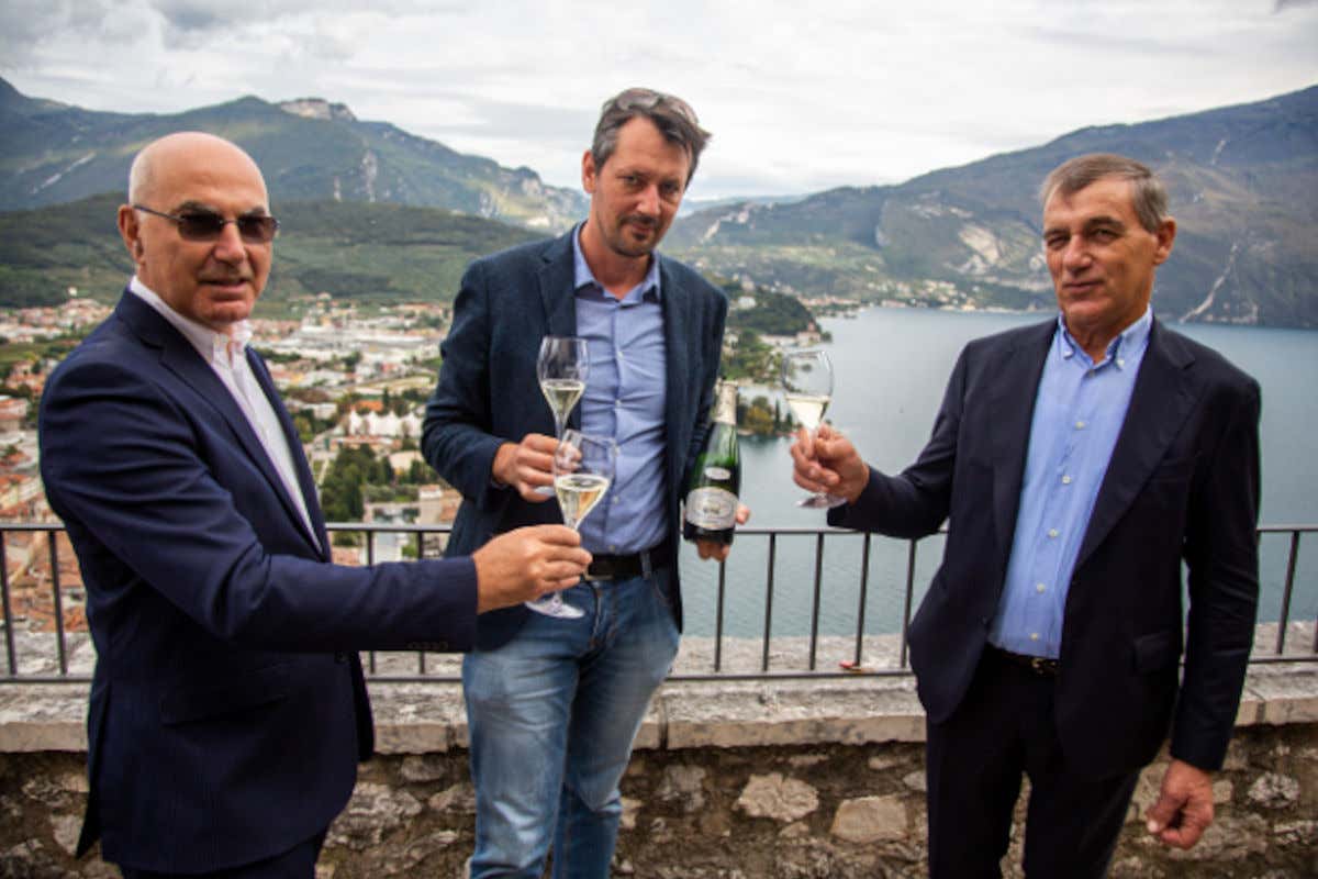 Massimo Fia, direttore Cantina di Riva, con l'enologo Furio Battellini e il presidente Planchensteiner Exploit del Trentodoc a Villa Farsetti