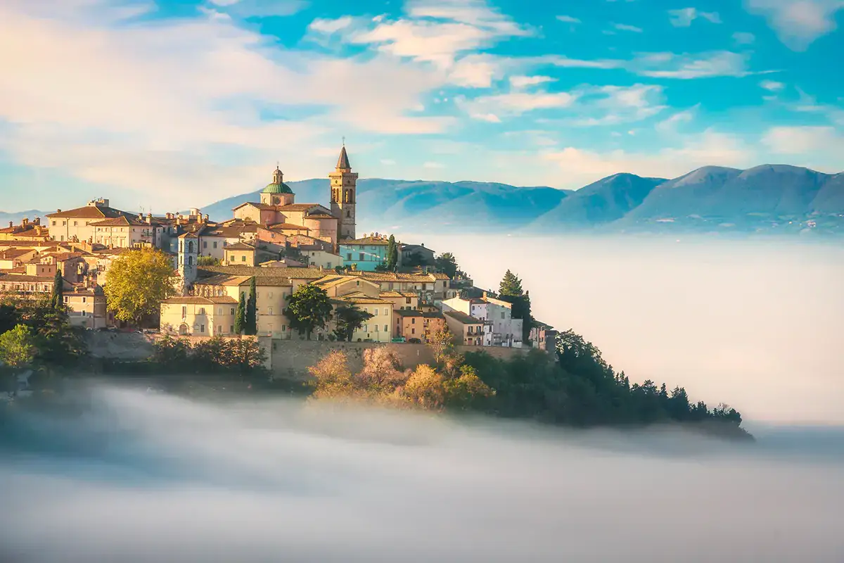 Il borgo di Trevi in provincia di Perugia che fa parte della Fascia Olivata L'Umbria tenta il rilancio con tartufo, ospitalit&agrave; diffusa e riconoscimenti Unesco
