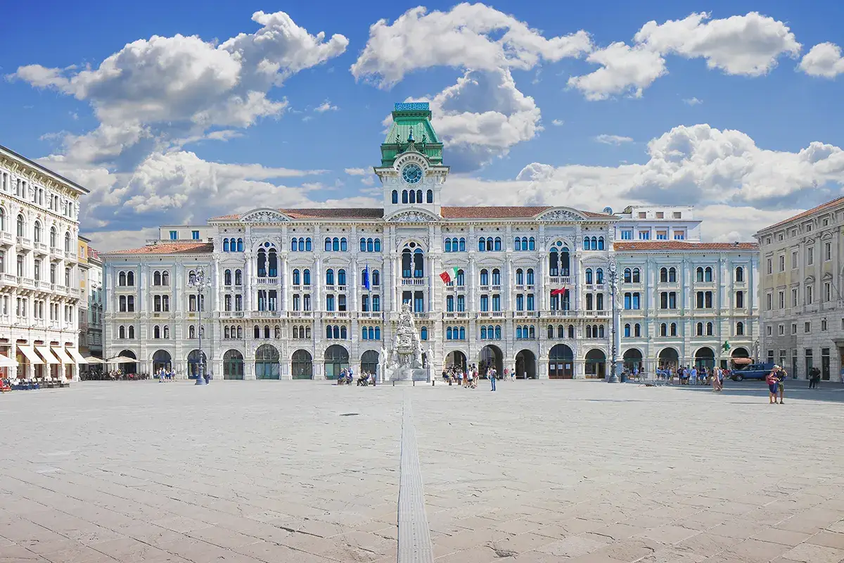 Piazza Unit&agrave; d'Italia, a Trieste A Trieste la Qualit&agrave; della vita migliore d'Italia, a Crotone la peggiore