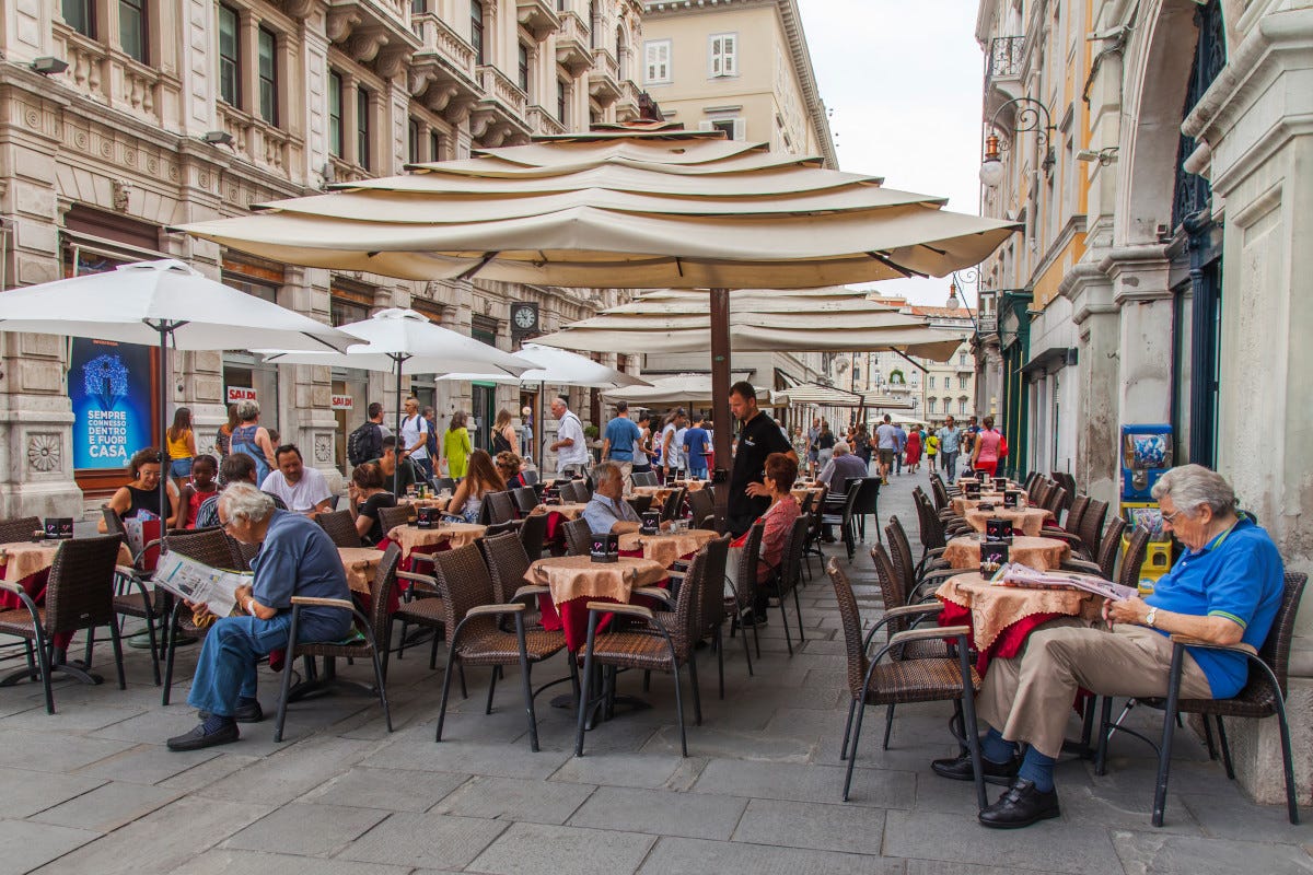 Bar affollato tra le vie del centro di Trieste  Trieste città del caffè: quando una bevanda traina il turismo