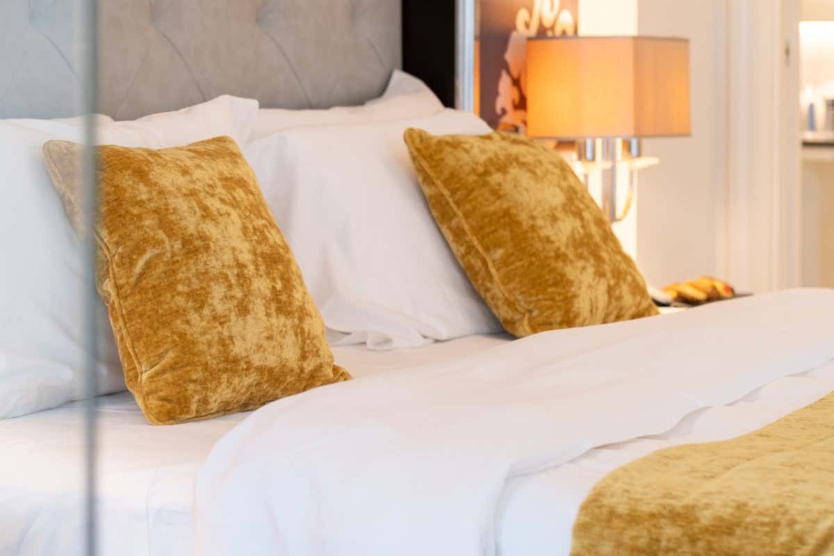 Al Tritone si punta su soluzioni semplici e funzionali, con cotone, buona spugna e lavanderia esterna