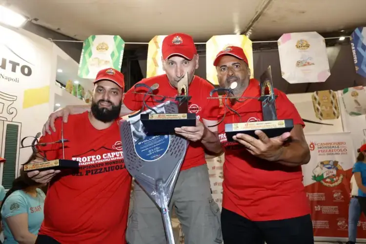 da sinistra Mauro Espedito, Goran Abromovic e Vincenzo Fotia Trofeo Caputo, &egrave; Goran Abramovic il campione mondiale della pizza
