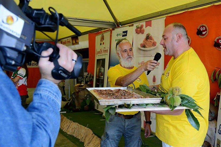 (Oltre 1.500 visitatori e 100 pizzaioli al Trofeo di pizza alla castagna)