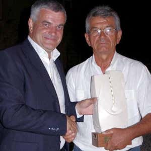 Da sinistra, il sindaco di Cavaion Veronese, Lorenzo Sartori, premia Nello Rossi dell'azienda agricola Raval