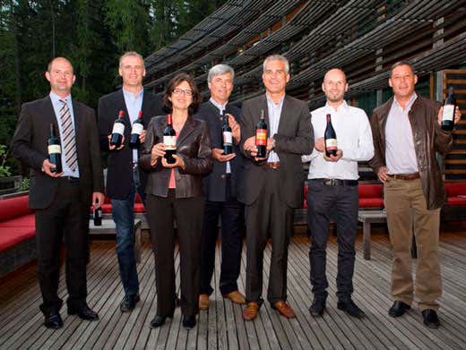 da sinistra: Wolfgang Tratter (Cantina Produttori San Paolo), Willy Stürz (Cantina Termeno), Elena Walch, Edmund Morandell (Cantina Produttori Cortaccia), Stefan Kapfinger (Cantina Vini Merano), Christian Plattner (Tenuta Waldgries), Hannes Pfeifer (Tenuta Pfannenstiel) da sinistra: Wolfgang Tratter (Cantina Produttori San Paolo), Willy Stürz (Cantina Termeno), Elena Walch, Edmund Morandell (Cantina Produttori Cortaccia), Stefan Kapfinger (Cantina Vini Merano), Christian Plattner (Tenuta Waldgries), Hannes Pfeifer (Tenuta Pfannenstiel)