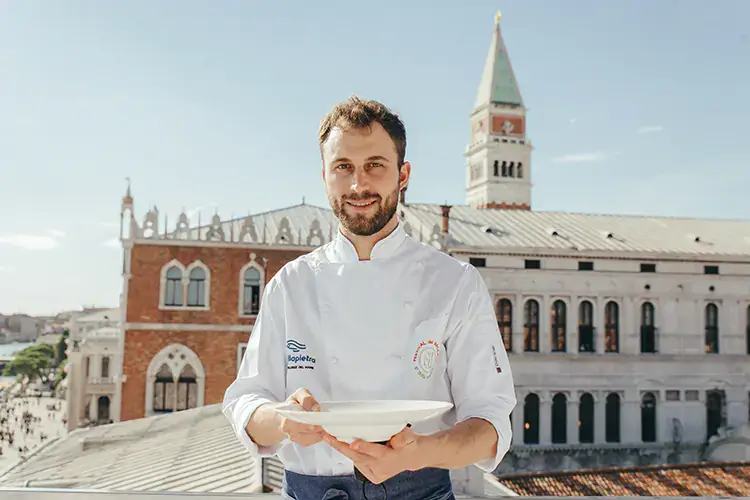 Lo chef&nbsp; Andrea Alan Bozzato, vincitore del Trofeo Tagliapietra Il Festival Triveneto del Baccal&agrave; incorona lo stoccafisso